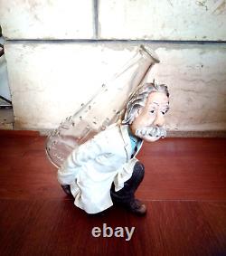 Statue ancienne d'Albert Einstein tenant une bouteille en verre Porcelaine lourde pour le bureau