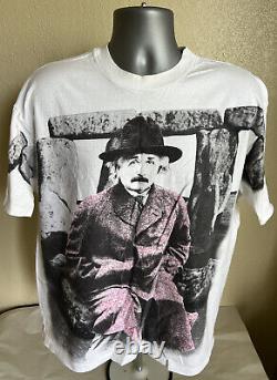Vtg 90's Albert Einstein Art Stonehenge All Over Print T Shirt Men's XL Physics -> T-shirt vintage années 90 avec impression intégrale d'Albert Einstein et de Stonehenge pour homme taille XL, physique